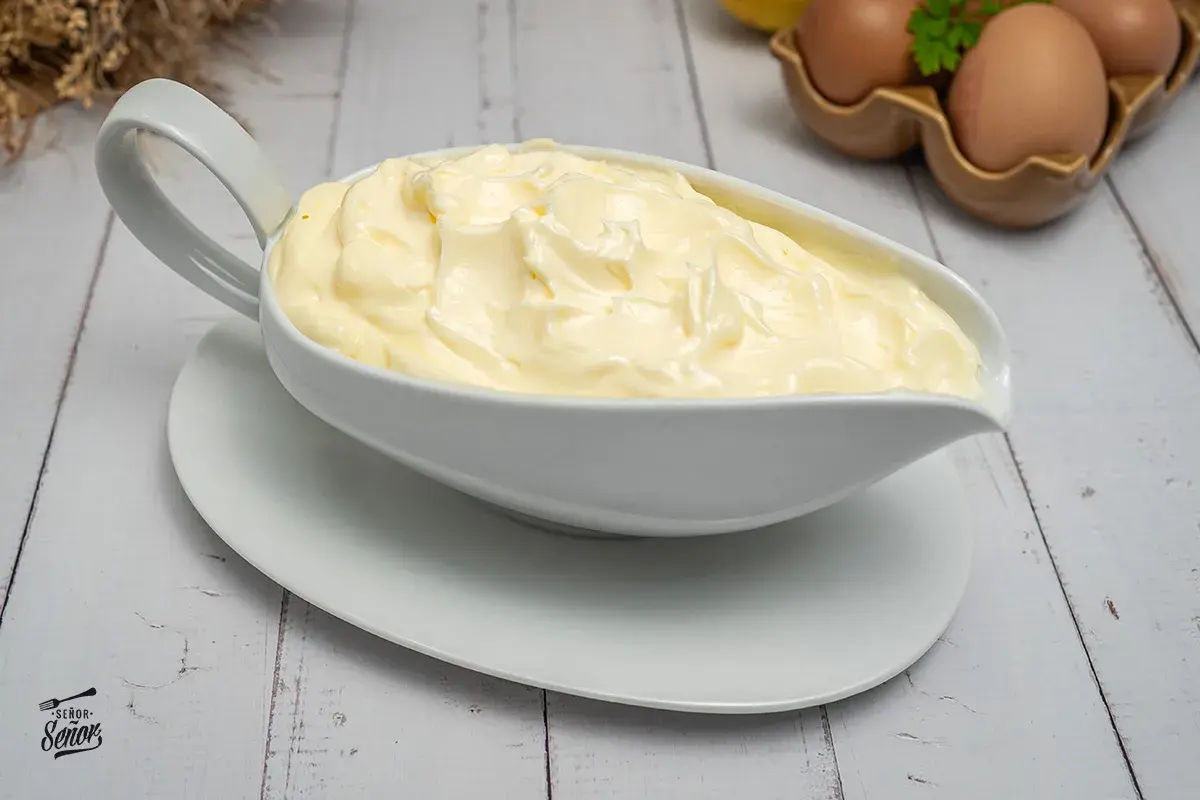 Mayonesa casera cremosa en salsera blanca. Aprende como hacer mayonesa casera con huevos frescos y aceite.