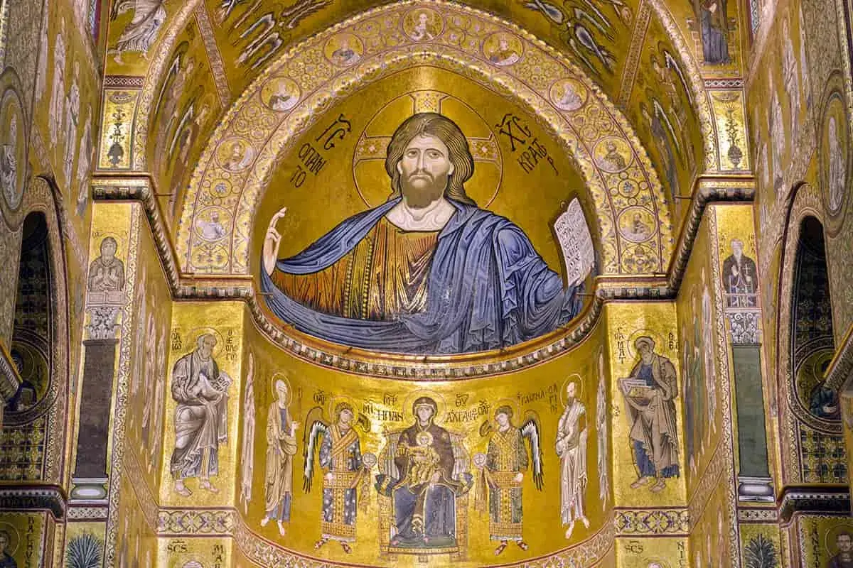 Mosaici dorati con Cristo Pantocratore e scene sacre, testimonianza dell'arte dei normanni in Sicilia.