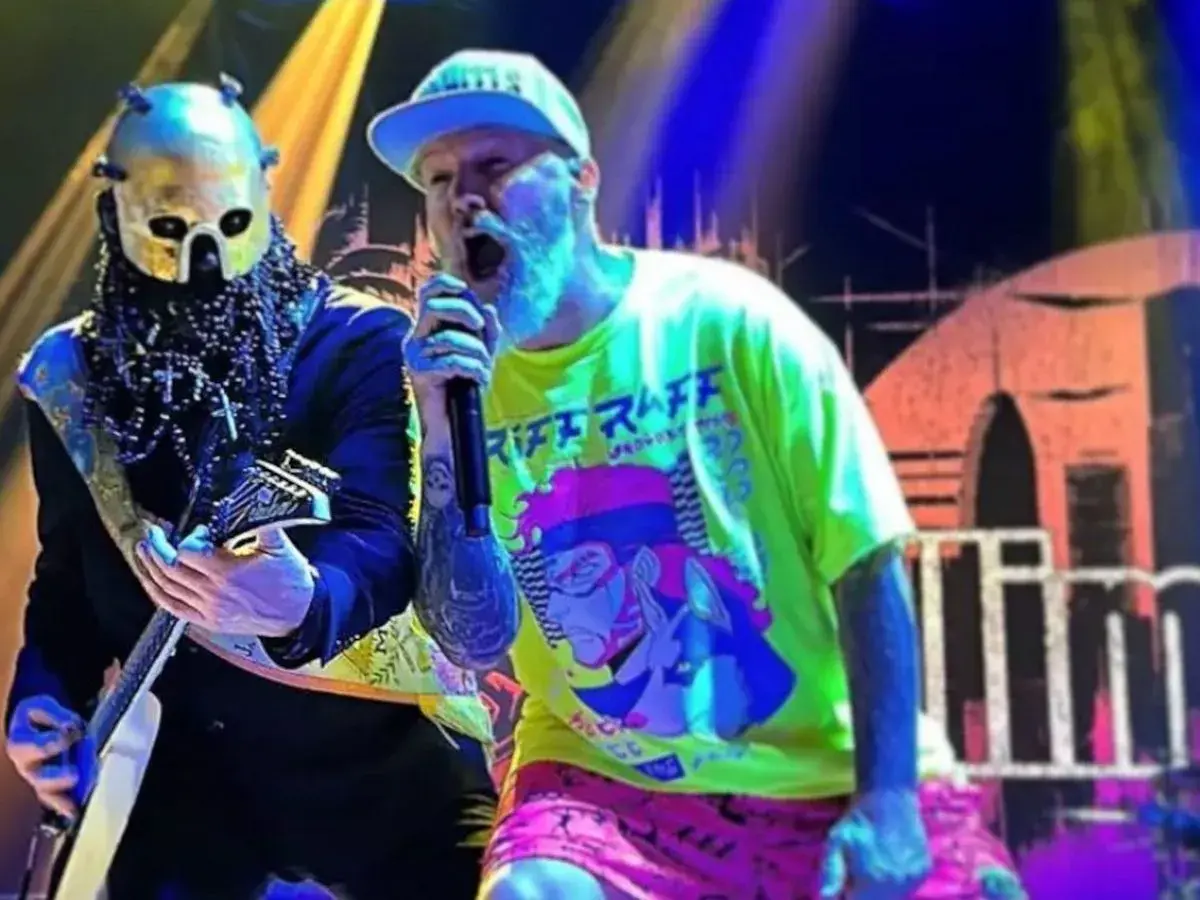 Limp Bizkit Polska na koncercie. Wokalista w neonowej koszulce i gitarzysta w masce.