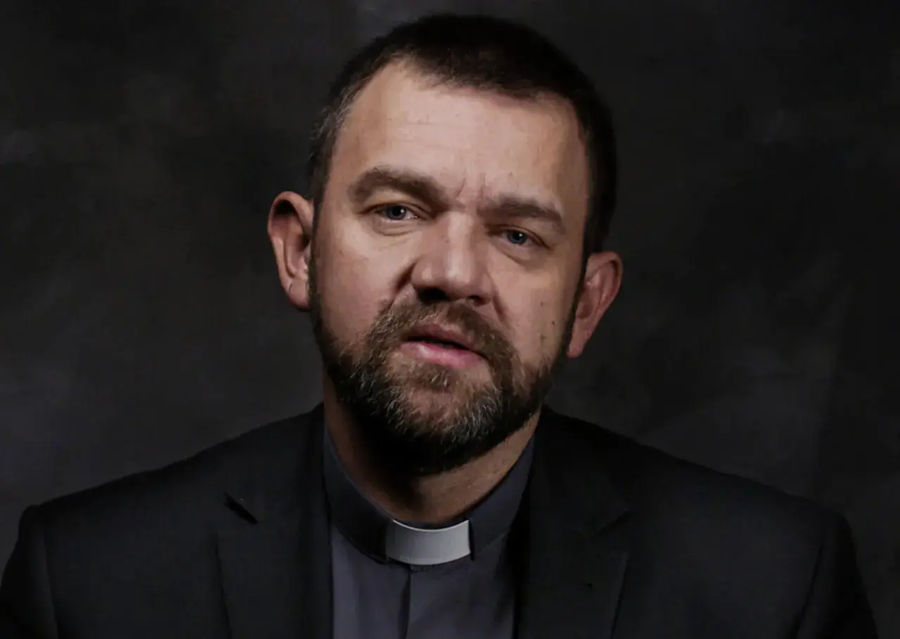 Duchowny z brodą w czarnym garniturze i białej kolarii. Jego spojrzenie sugeruje dylemat posłuszeństwa sumieniu a nauczanie hierarchów kościelnych.