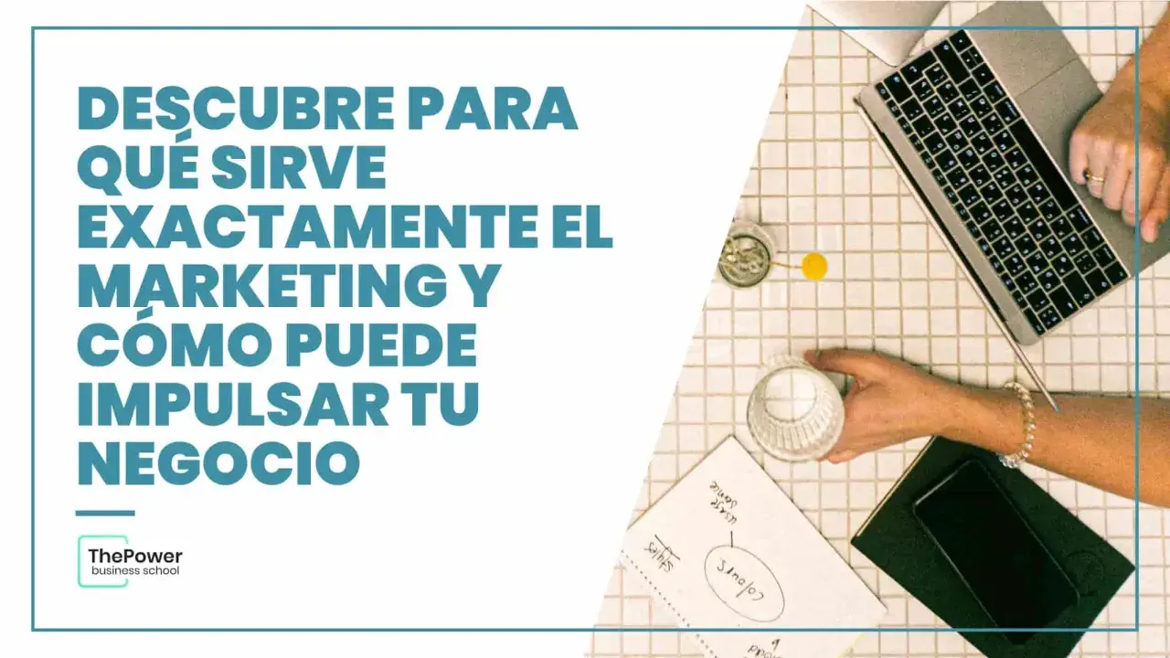 Descubre qué es el marketing y para qué sirve para impulsar tu negocio. Imagen de un escritorio con laptop, celular y notas.