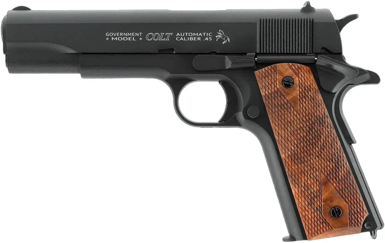 Czarny pistolet Colt Government Model Automatic Caliber .45 z drewnianymi okładzinami. Sprawdź colt 1911 4,5 cena.