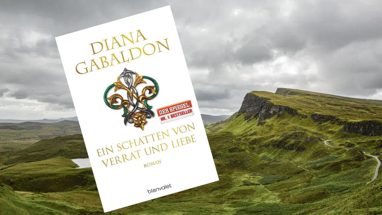 Diana Gabaldons "Ein Schatten von Verrat und Liebe", das achte Outlander Buch, liegt vor einer dramatischen schottischen Berglandschaft.