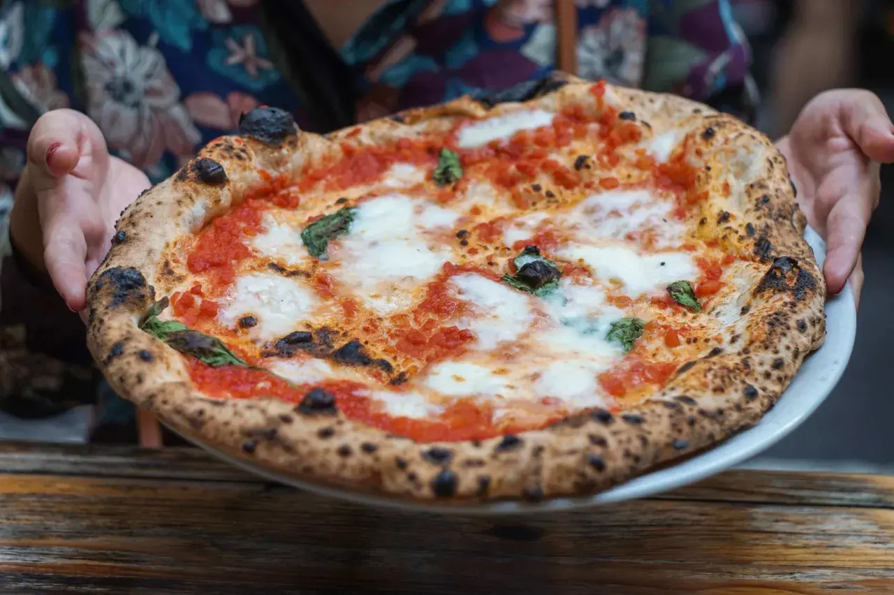 Gdzie zjeść najlepszą pizzę w Pizie? Odkryj lokalne perełki