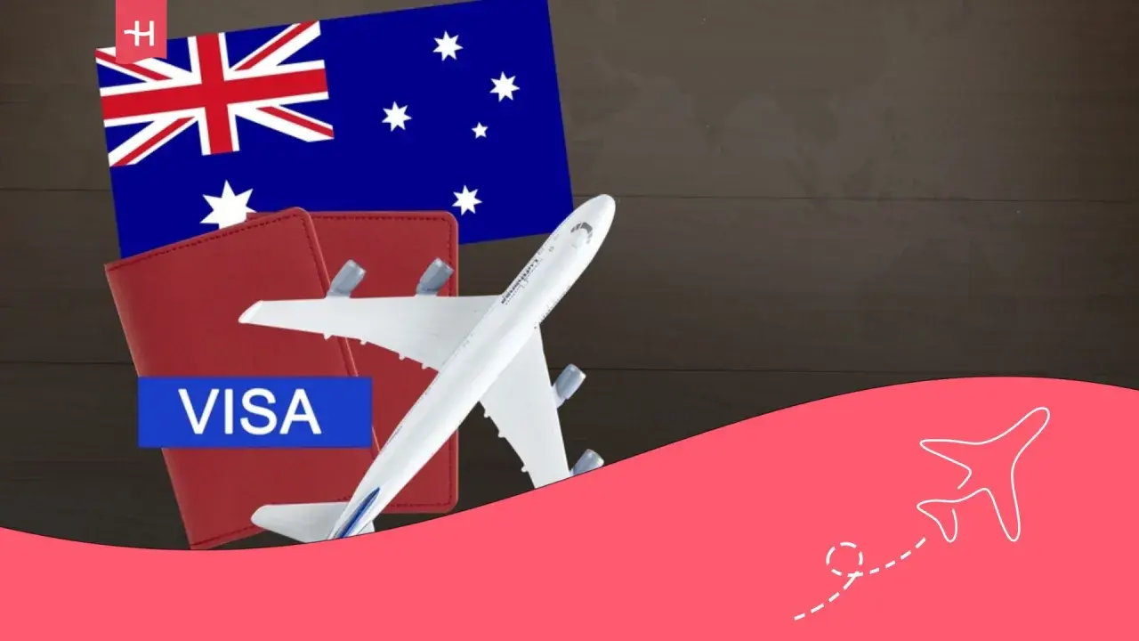 Avión de juguete sobre pasaportes y bandera australiana, listo para tu visa de work and holiday Australia.