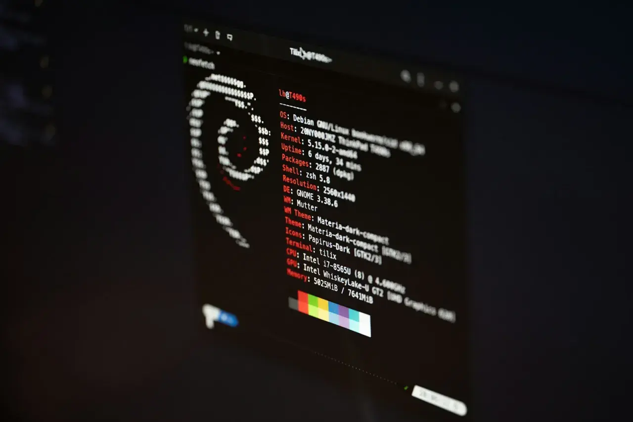 Terminal z informacjami o systemie Debian 10, w tym wersją jądra, środowiskiem graficznym GNOME i specyfikacją sprzętu.