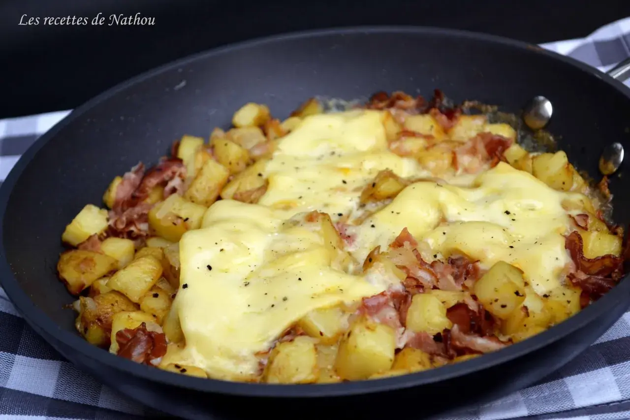 Une poêle de délicieuse pela savoyarde, avec pommes de terre dorées, lardons et fromage fondant. Un plat réconfortant.