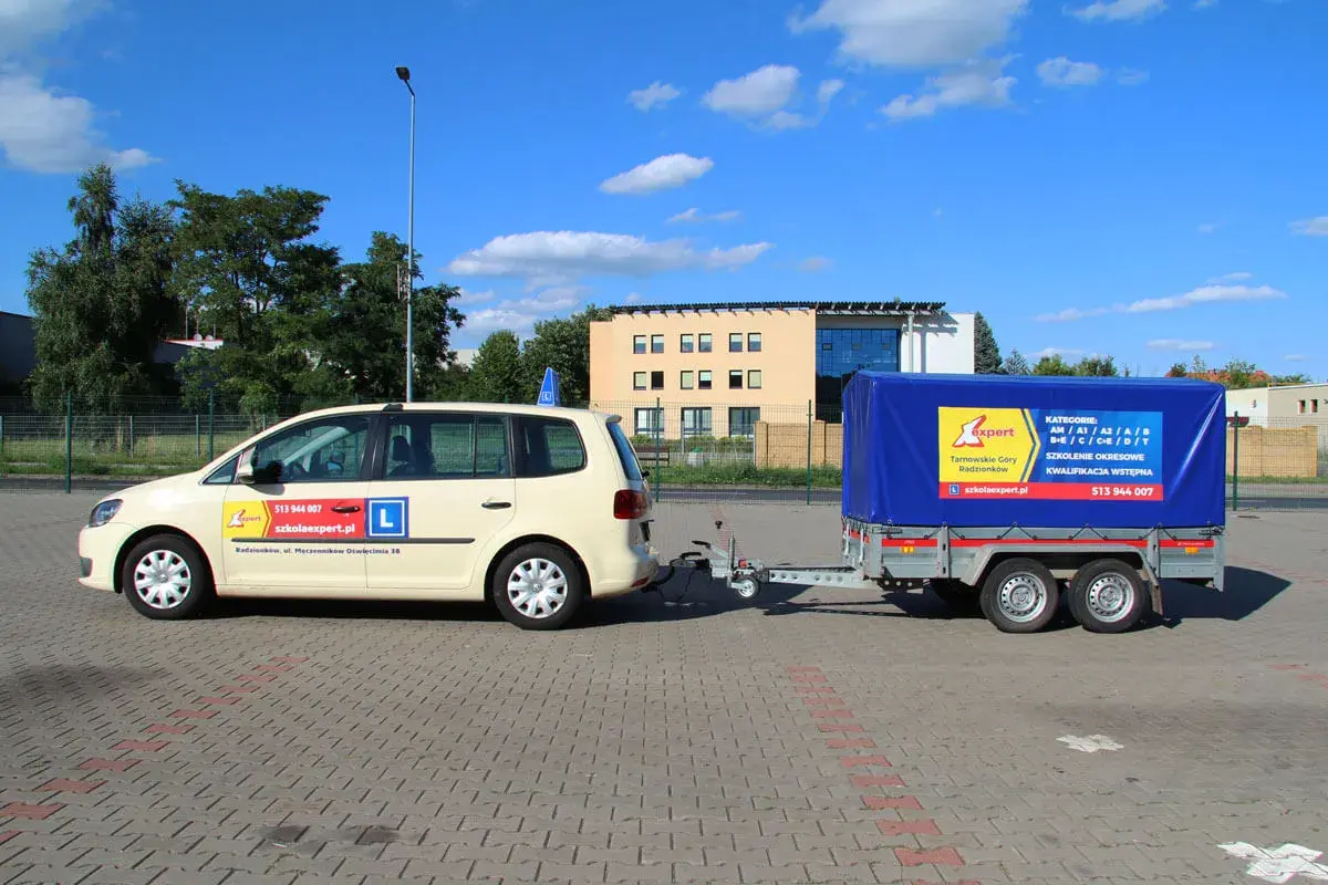 Samochód nauki jazdy z przyczepą. Szkoła jazdy "Expert" oferuje kursy na prawo jazdy kategorii B+E, co daje możliwość prowadzenia pojazdów z przyczepą.