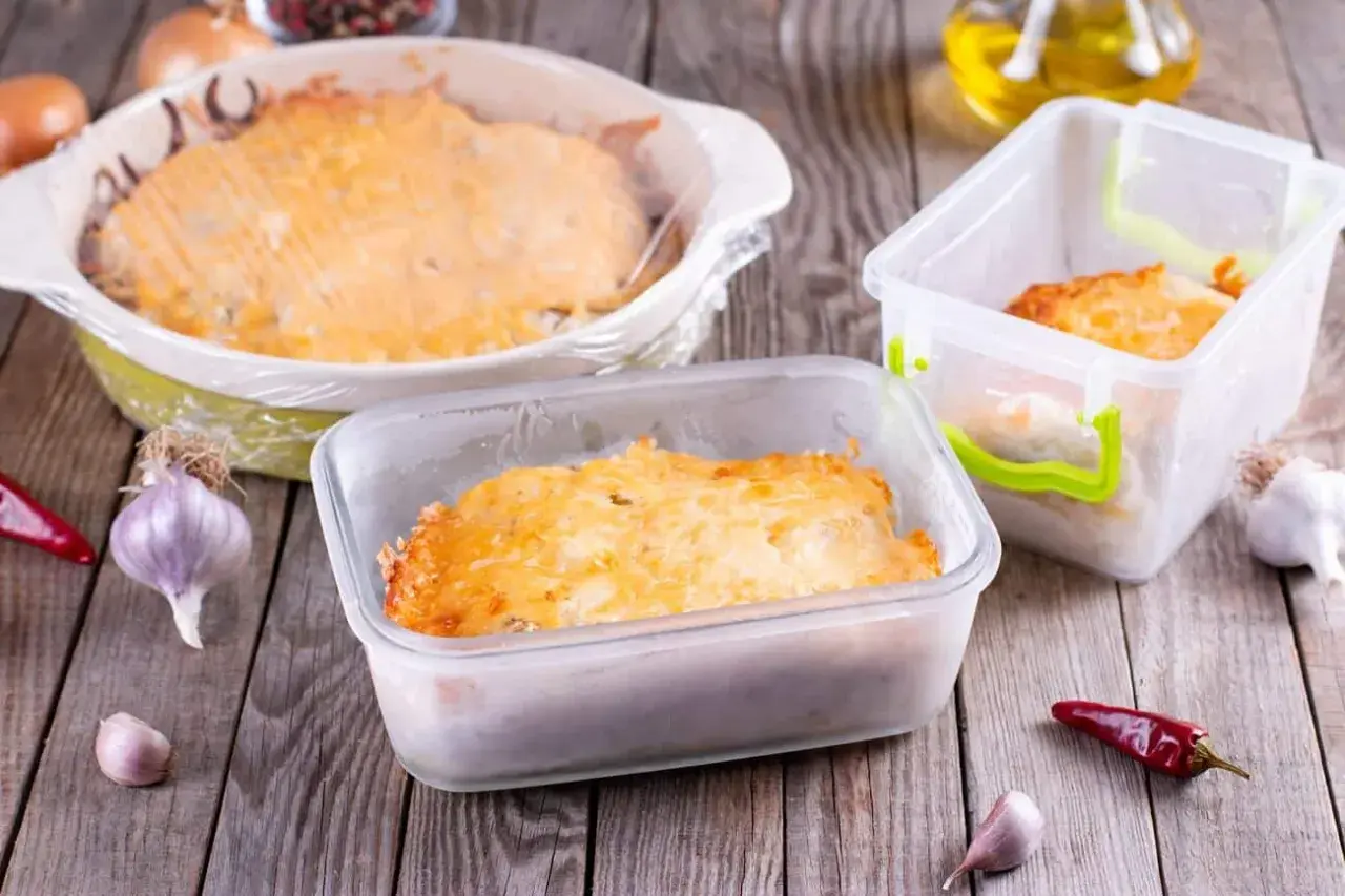 Lasagne in Behältern bereit zum Einfrieren. So einfach lässt sich leckere Lasagne einfrieren und später genießen.