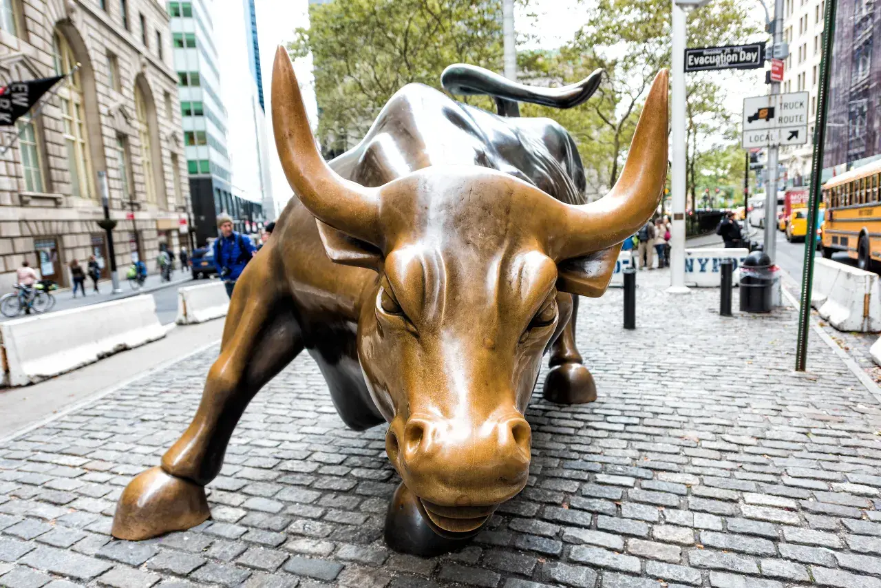 Brązowy byk na Wall Street, symbol hossy, atakuje z determinacją.