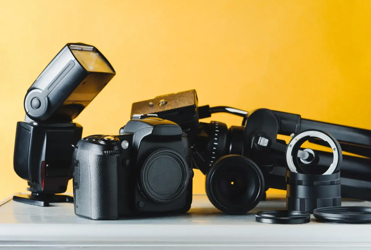 Zestaw sprzętu fotograficznego: aparat, lampa błyskowa, obiektywy i statyw. Idealny do nauki, jak fotografować z lampą błyskową.