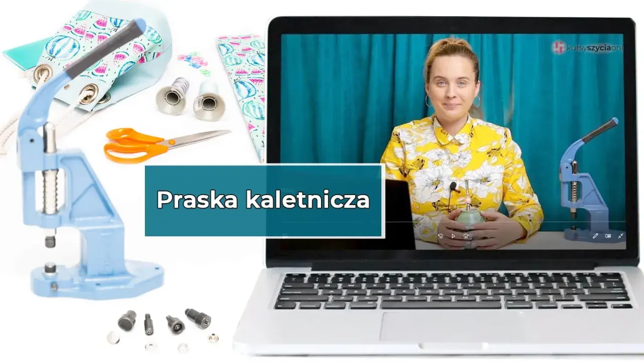 Praska kaletnicza do nap i oczek, obok nożyczki i materiały. Na ekranie laptopa kobieta prowadzi kurs szycia.