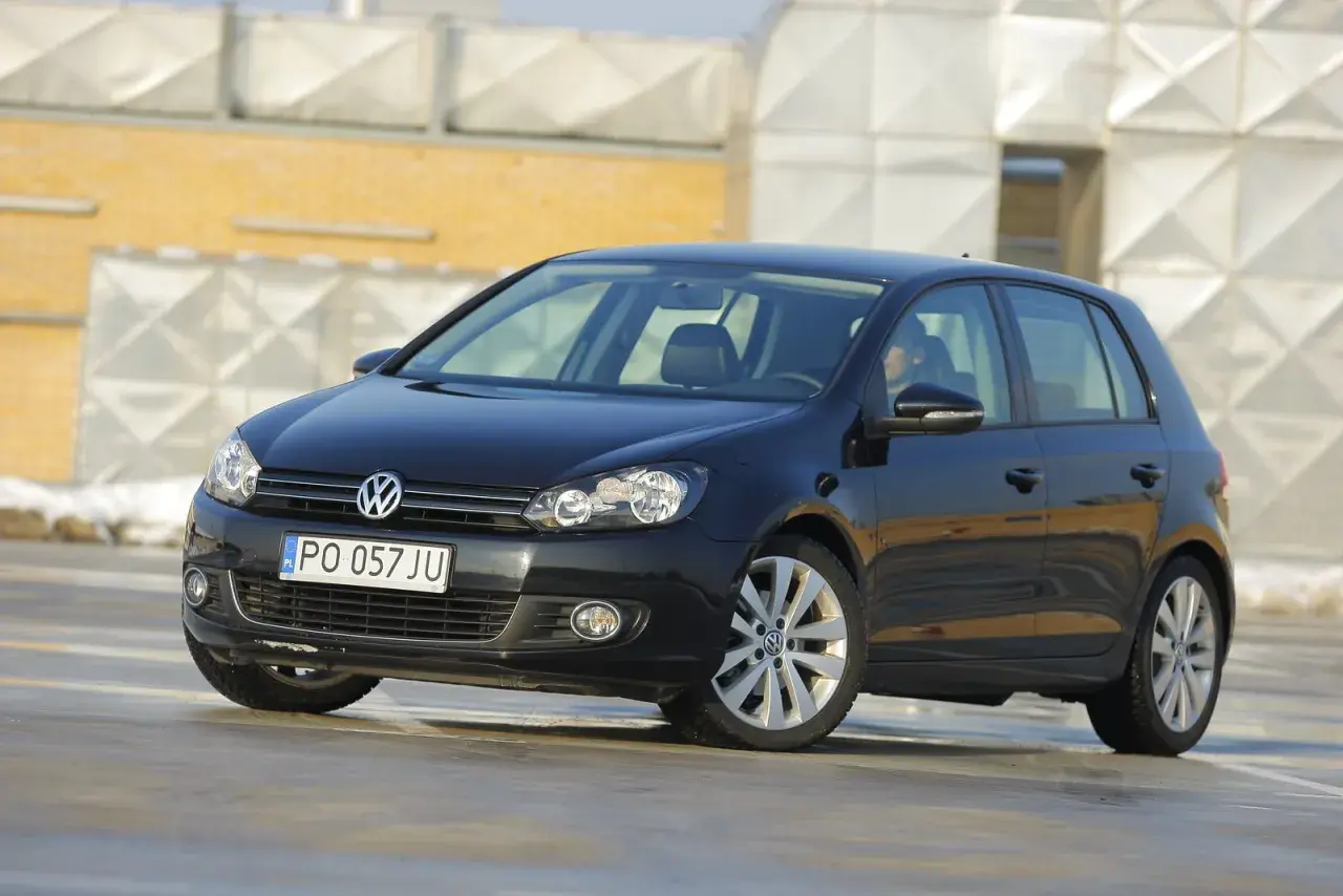 Czarny Volkswagen Golf VI GTD na zewnątrz, z widocznym numerem rejestracyjnym PO 057 JU.