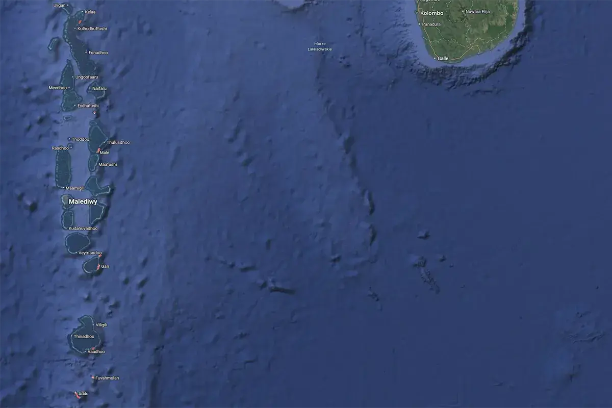 Archipelag Malediwy, gdzie znajdują się malediwy, rozciąga się na Oceanie Indyjskim, na południowy zachód od Sri Lanki.