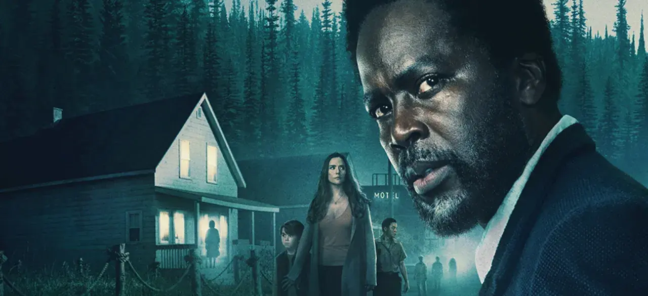 Harold Perrineau i en kuslig scen med ett hus och en skog. En familj står framför huset, medan Perrineau tittar intensivt mot kameran.