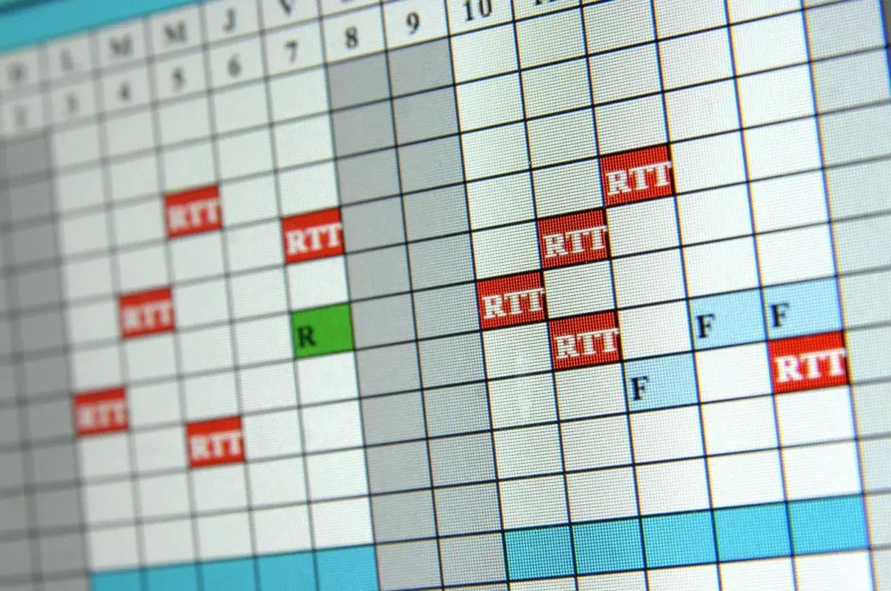Calendrier affichant plusieurs jours de RTT sur deux semaines, avec des cases rouges pour RTT et vertes pour R.