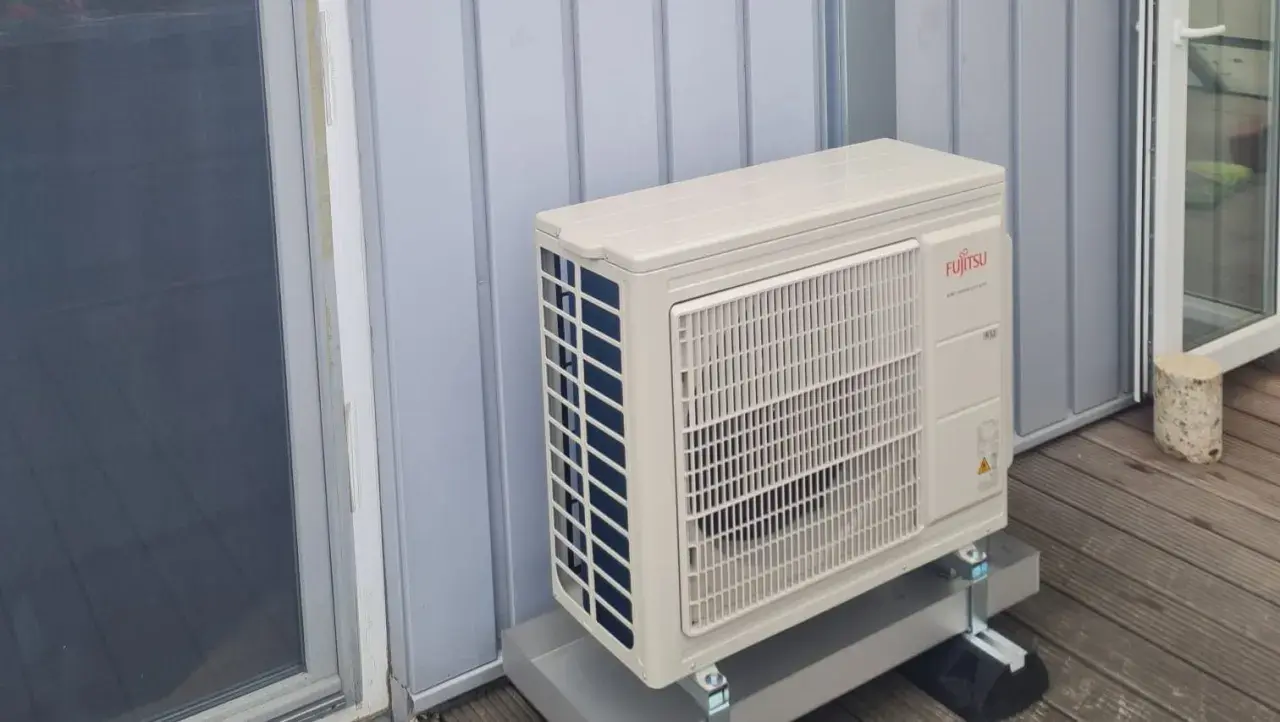 Fujitsu Außengerät auf einer Terrasse. Informieren Sie sich über die klimaanlage einbauen kosten.