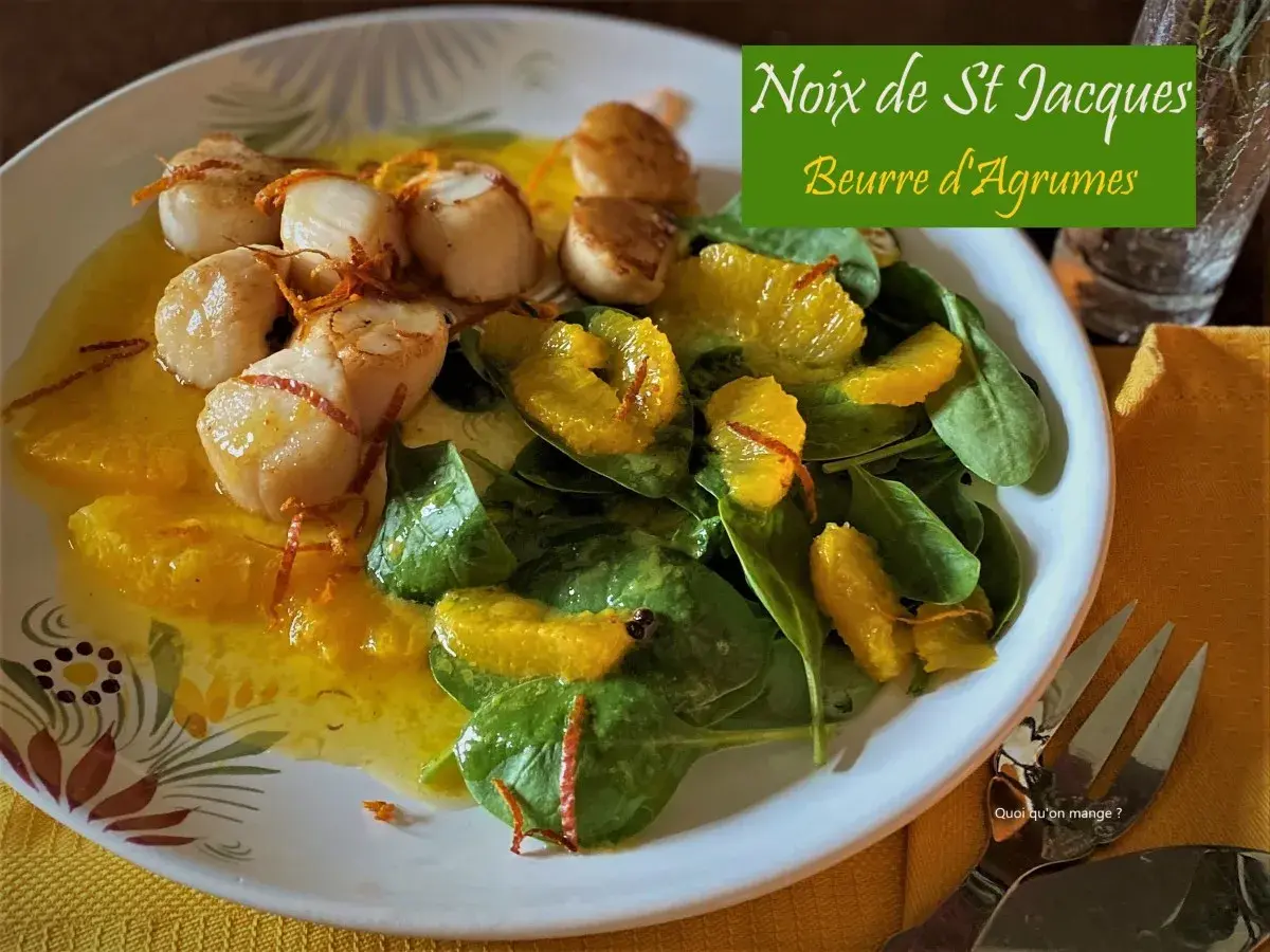 Noix de Saint-Jacques poêlées sur lit d'épinards et d'oranges, une recette de coquille saint jacques facile et savoureuse.