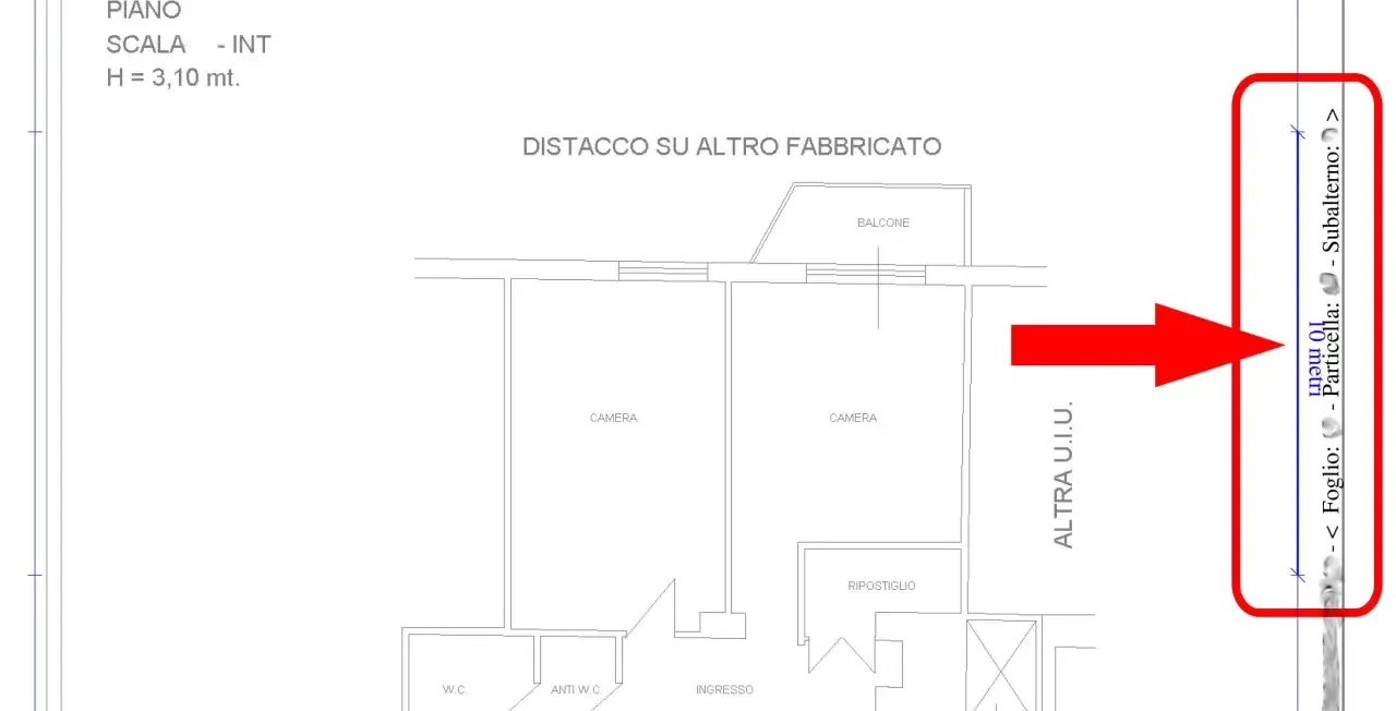 Pianta di un'unità immobiliare con camere, bagno, ripostiglio e balcone. Indicazioni su distacco e particella.