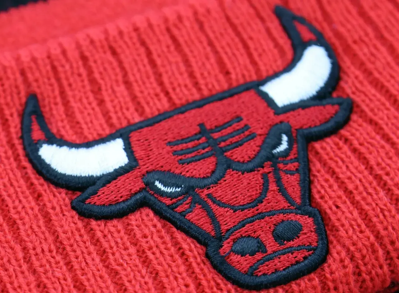 Czerwona czapka zimowa NBA z naszywką Chicago Bulls. Idealna dla fana koszykówki.