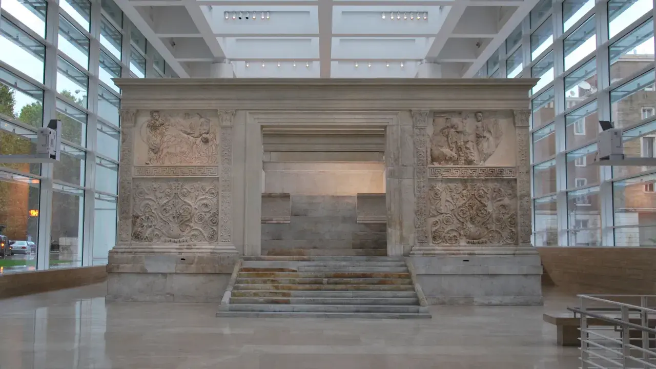Imponente ricostruzione del **pacis roma** con scalinata e rilievi antichi, circondata da vetrate moderne.