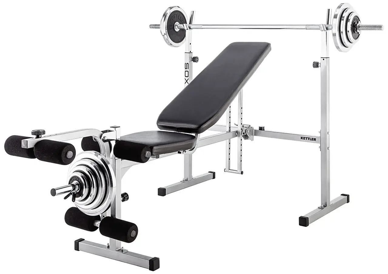 Hantelbank mit Langhantelablage und Beinbeuger-Zubehör für ein komplettes Workout zu Hause.