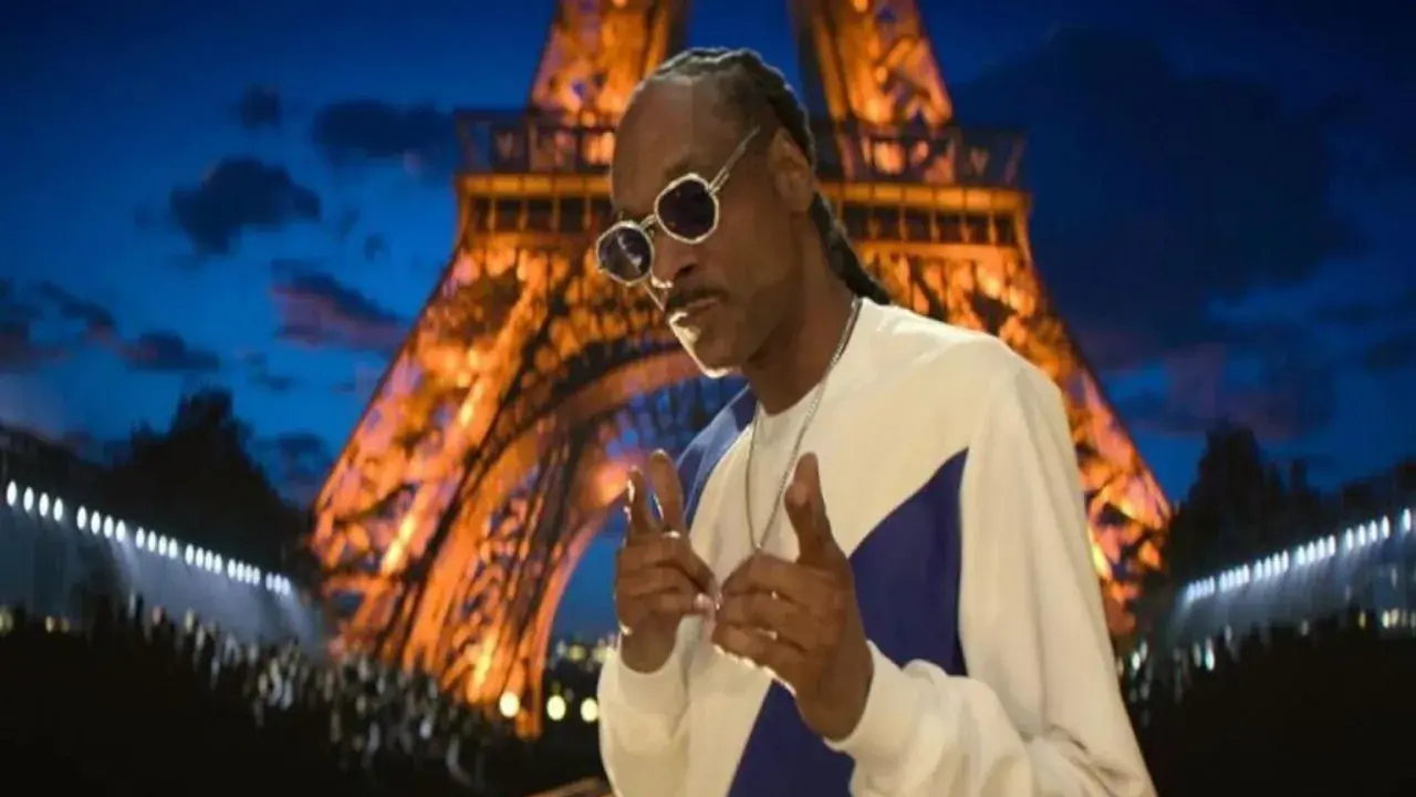 Snoop Dogg w Paryżu, jak z najlepszych filmów. W tle świecąca Wieża Eiffla.