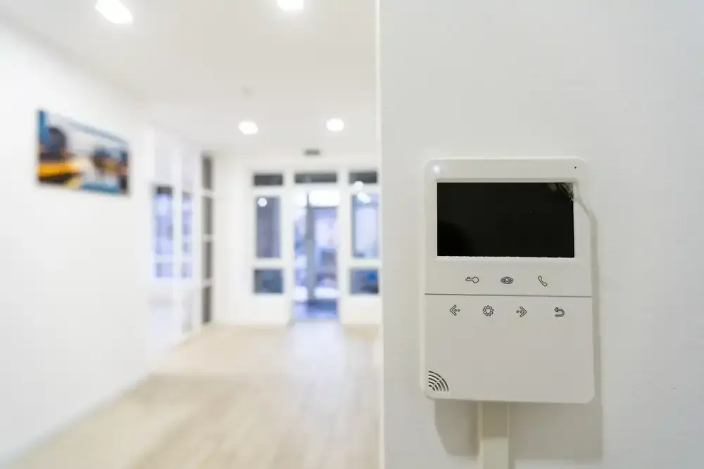 Alarm w domu czy warto? Odkryj korzyści i oszczędności z systemem