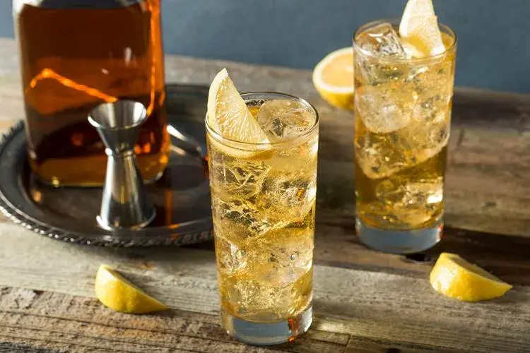 Jak przygotować idealny drink highball - historia i warianty