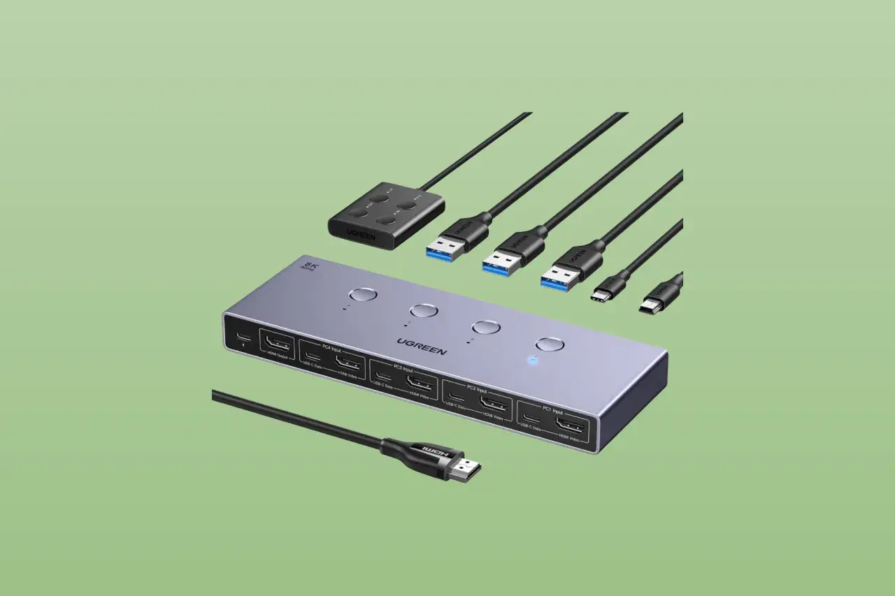 Ein KVM-Switch von UGREEN ermöglicht den Anschluss mehrerer PCs an einen Monitor und eine Tastatur/Maus. Hier ist ein 4-Port 8K KVM-Switch.