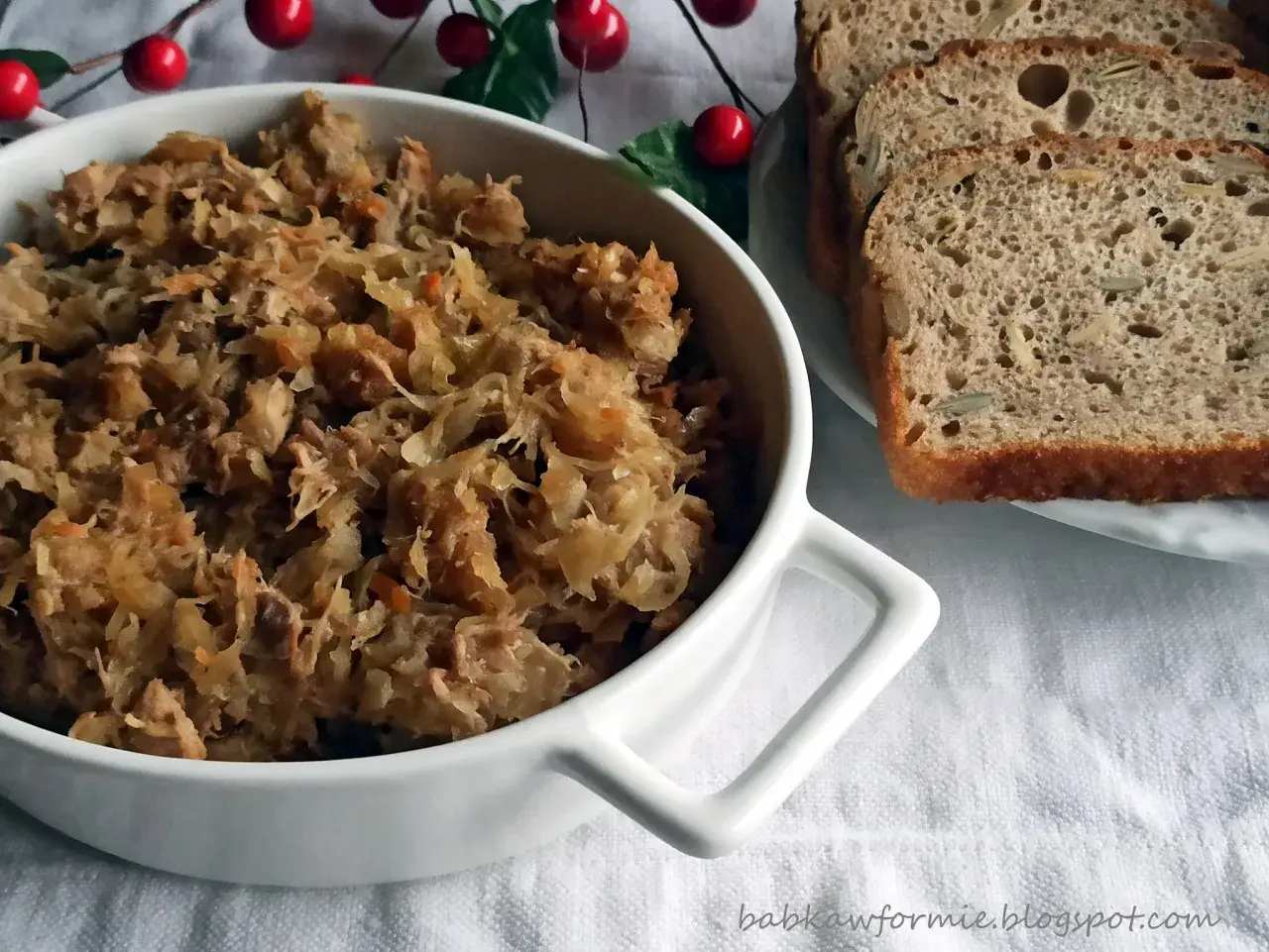 Pyszny bigos Ani, gotowany z pasją, podany z kromkami chleba żytniego.