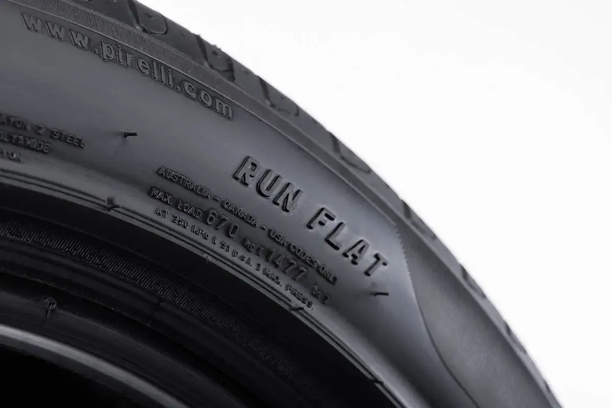 Opona Pirelli z wyraźnym oznaczeniem RUN FLAT, informującym o możliwości jazdy po przebiciu.
