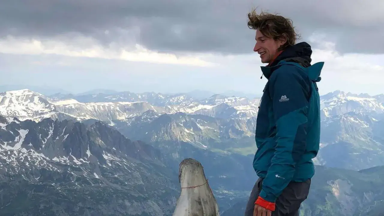 Robert Grasegger genießt die Aussicht auf schneebedeckte Berge.