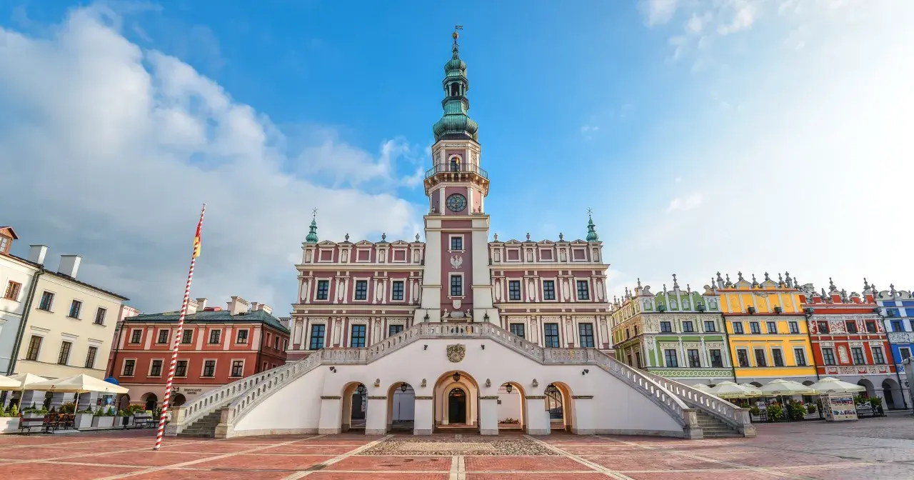 Ratusz i kolorowe kamieniczki na Rynku Wielkim to główne atrakcje, co można zwiedzić w Zamościu.