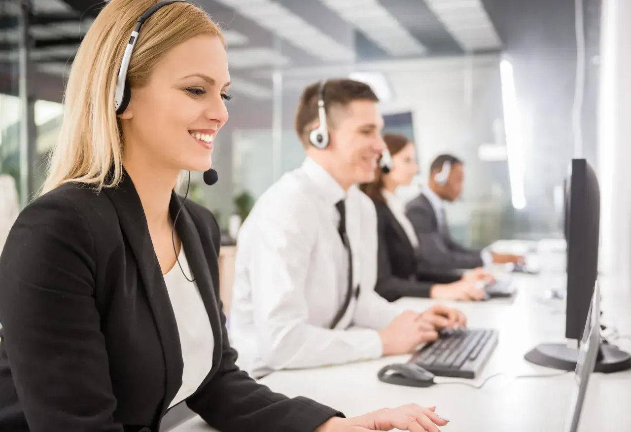 Ile można zarobić w call center: zarobki dla początkujących i ekspertów