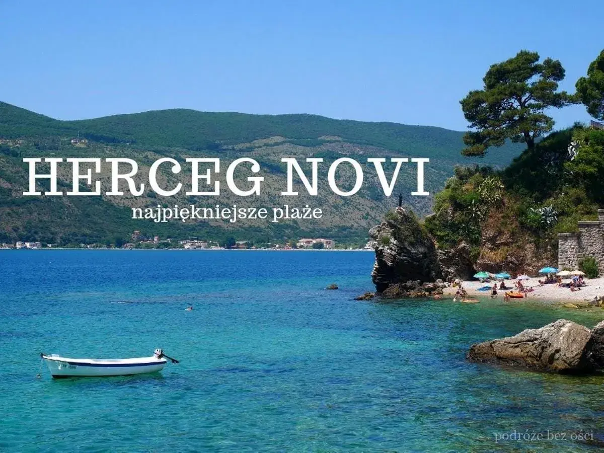 Herceg Novi, Czarnogóra: turkusowe morze, kamienista plaża z parasolami i łódka na wodzie. Idealne miejsce na wakacje.