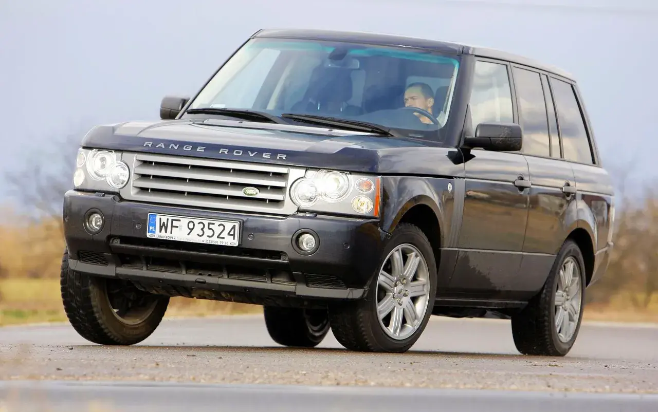 Czarny Range Rover L322 z polskimi tablicami rejestracyjnymi WF 93524 jedzie po drodze.