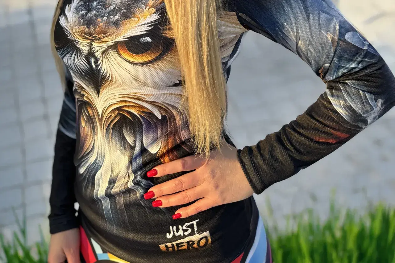 Koszulka biało czarna z nadrukiem sowy. Napis "JUST HERO" na dole.