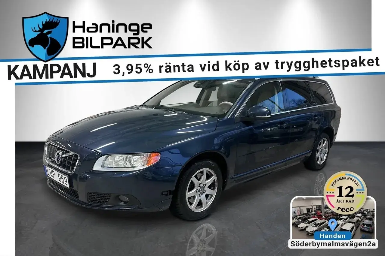 Mörkblå Volvo V70 med en kampanjtext om ränta. Bilen har en pålitlig volvo d3 motor.