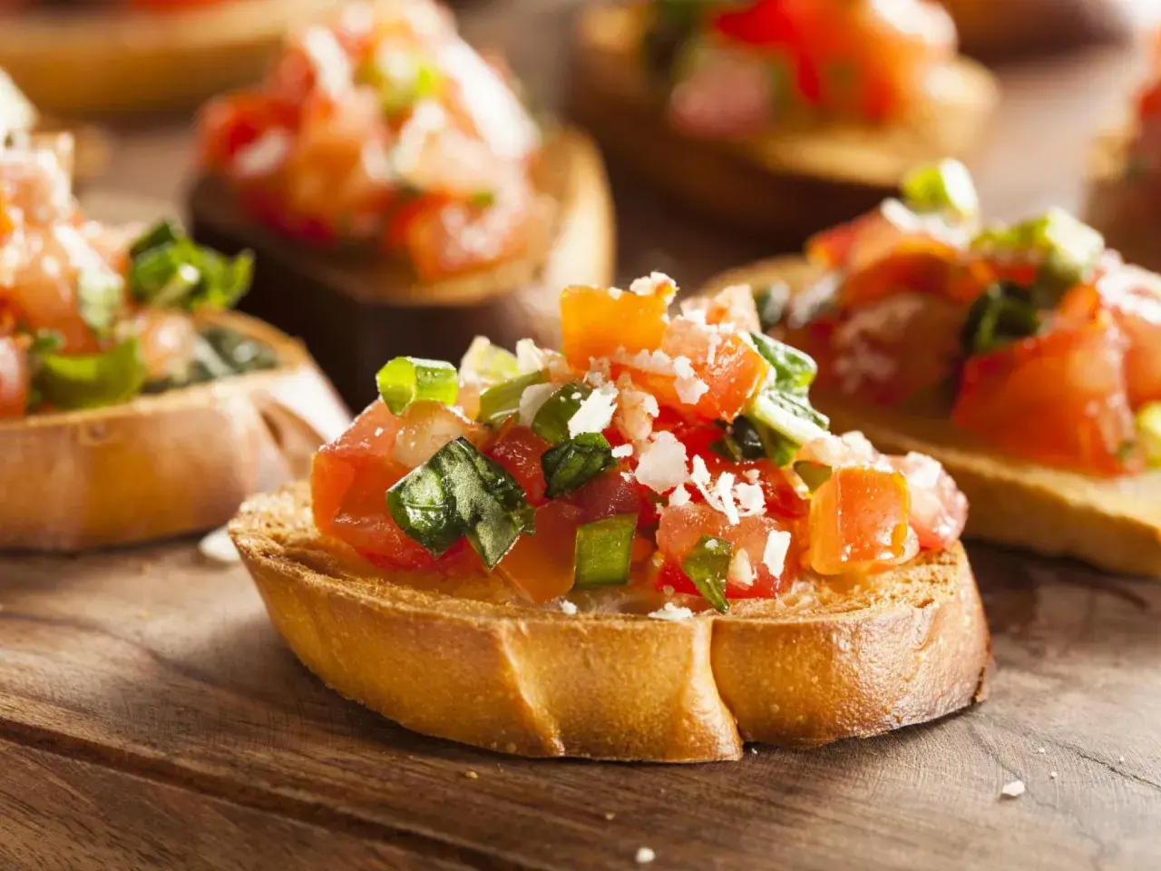 Frisches Bruschetta Rezept: geröstetes Brot mit Tomaten, Basilikum und Parmesan. Köstlich und einfach zuzubereiten!