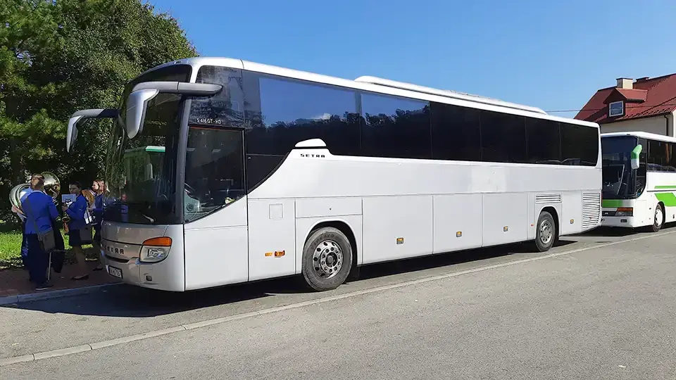 Ile kosztuje autokar za km? Przewodnik po stawkach i ukrytych kosztach