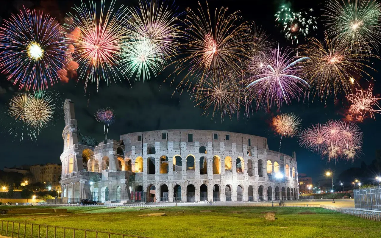 Spettacolo pirotecnico sul Colosseo per il 26 dicembre a Roma.