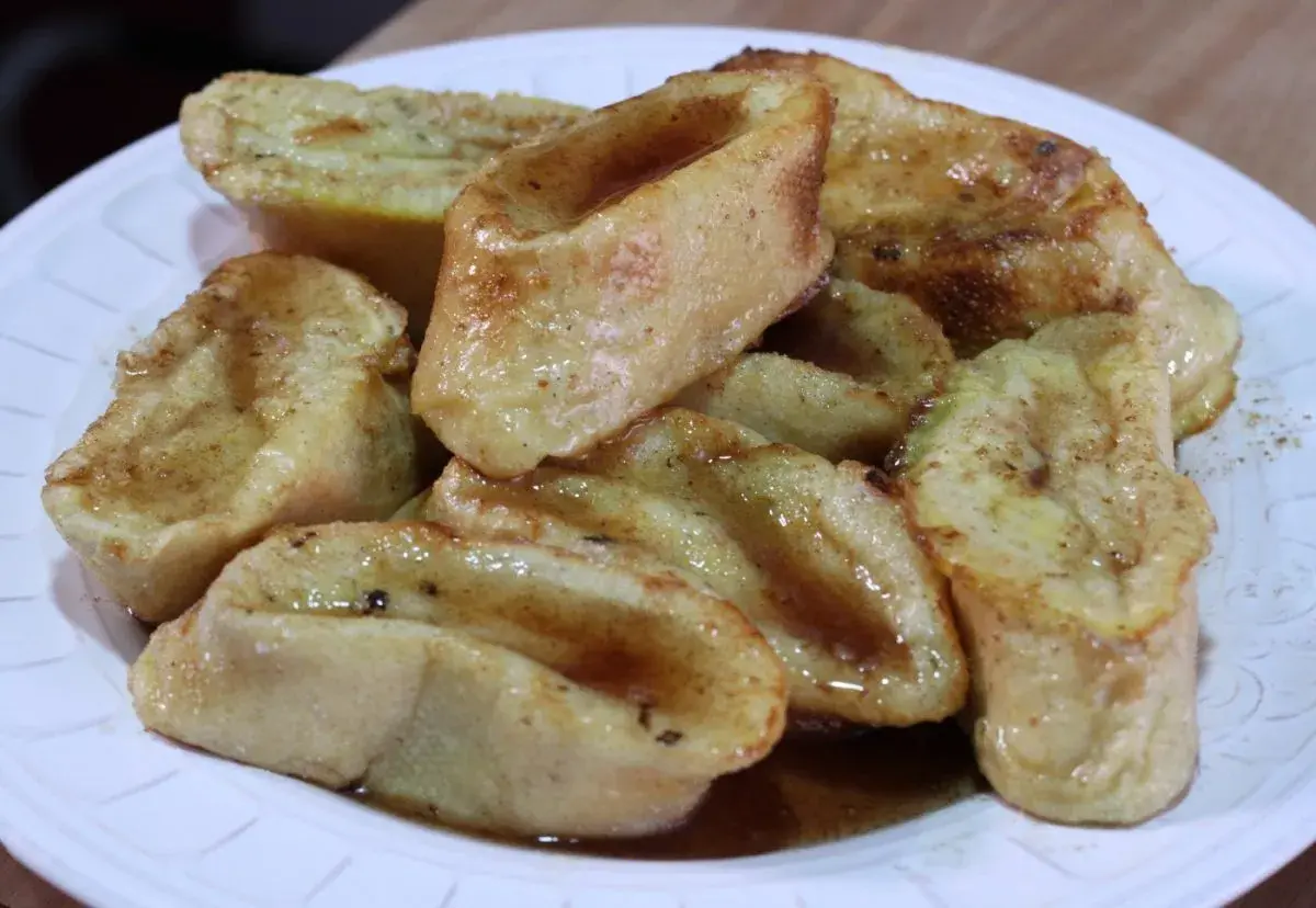 Torrijas al horno doradas y jugosas, cubiertas con un sirope dulce y canela. Un postre casero irresistible.