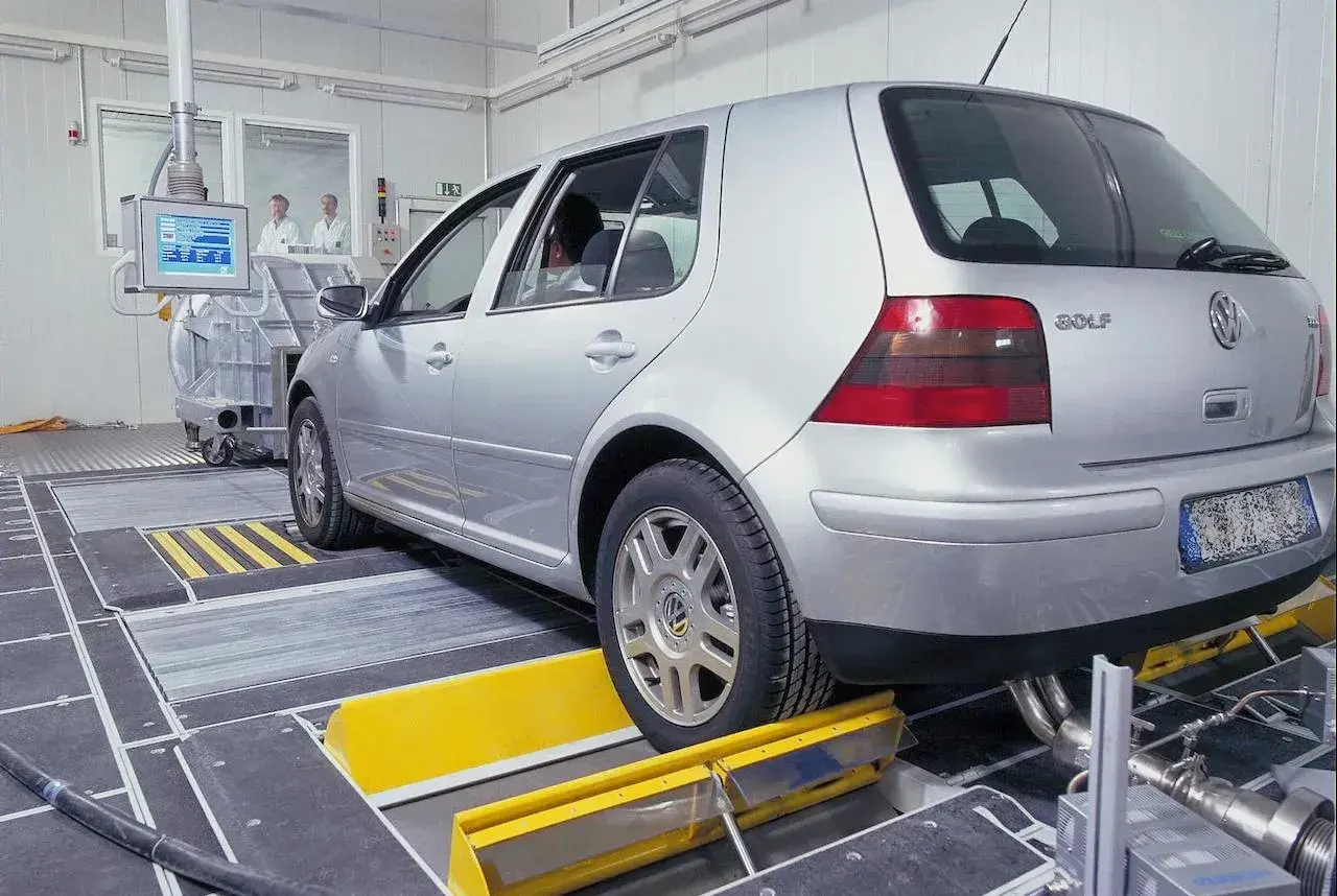Un Volkswagen Golf en un banco de pruebas, diagnosticando posibles problemas del motor 1.6 TDI.