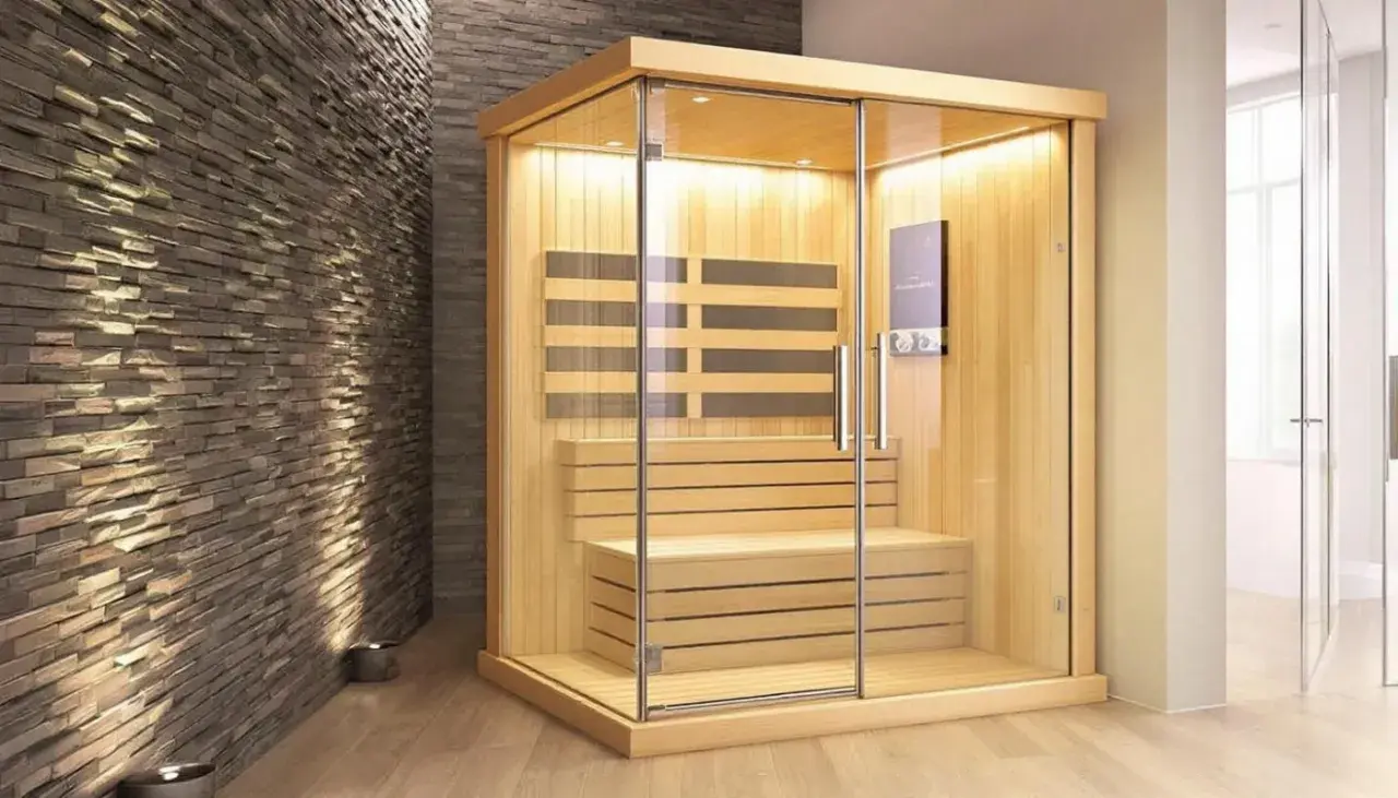 Une cabine de sauna moderne en bois et verre, idéale pour se détendre. Combien de sauna par semaine pour un bien-être optimal ?