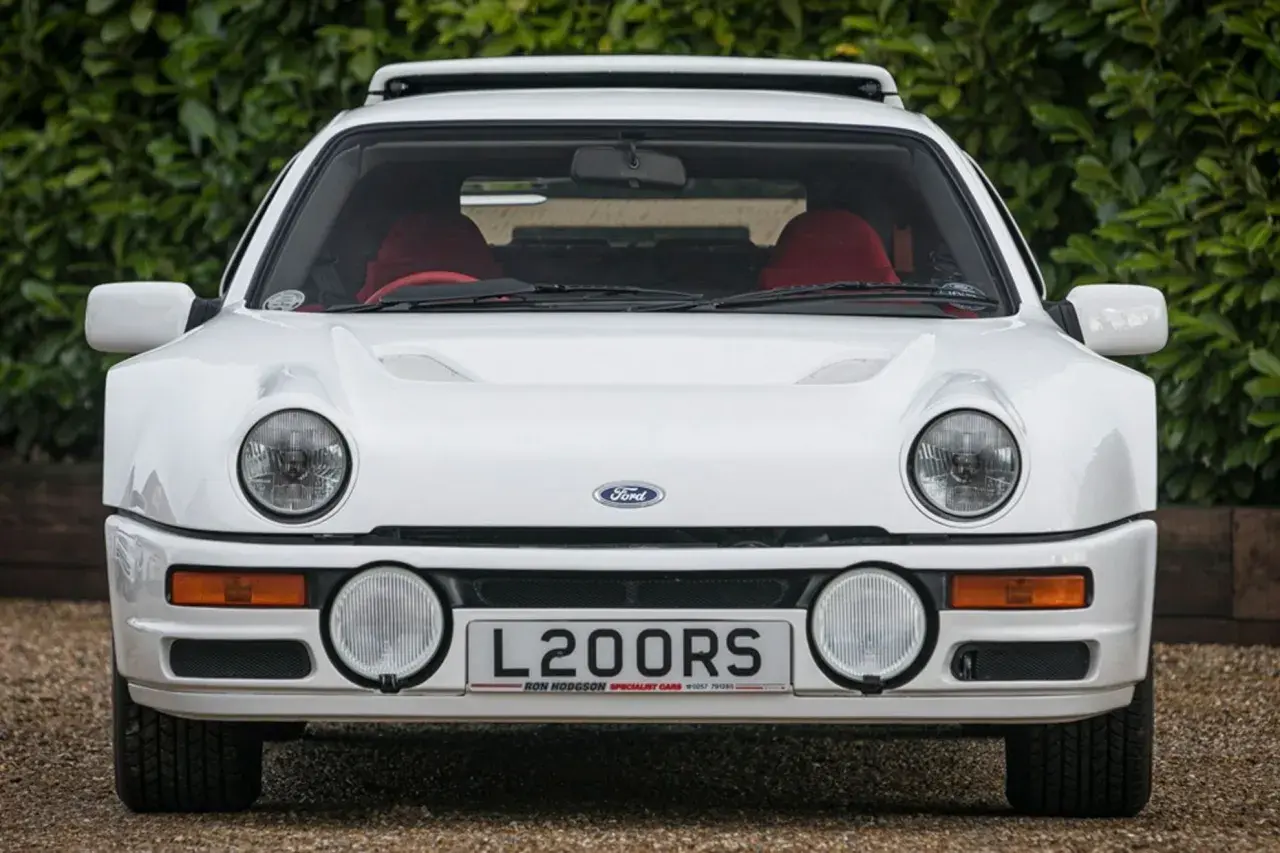 Vit Ford RS200 med röda säten, redo för rally.