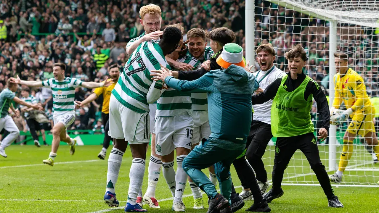 Piłkarze z Glasgow świętują zwycięstwo, otoczeni przez kibiców i młodych pomocników.