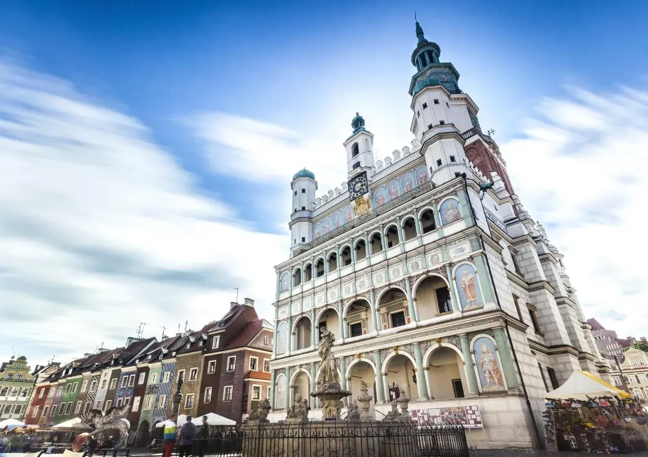 Ratusz w Poznaniu i kolorowe kamieniczki na Starym Rynku. Warto sprawdzić ceny mieszkań Poznań, by zamieszkać w tak urokliwym miejscu.