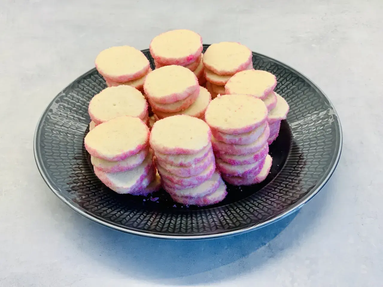 En hög med hembakade brysselkex med rosa socker. Perfekt för fikat!