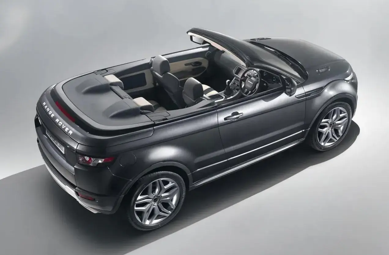 Czarny kabriolet Range Rover Evoque, model 2025, z otwartym dachem, prezentuje luksusowe wnętrze i sportowy design.